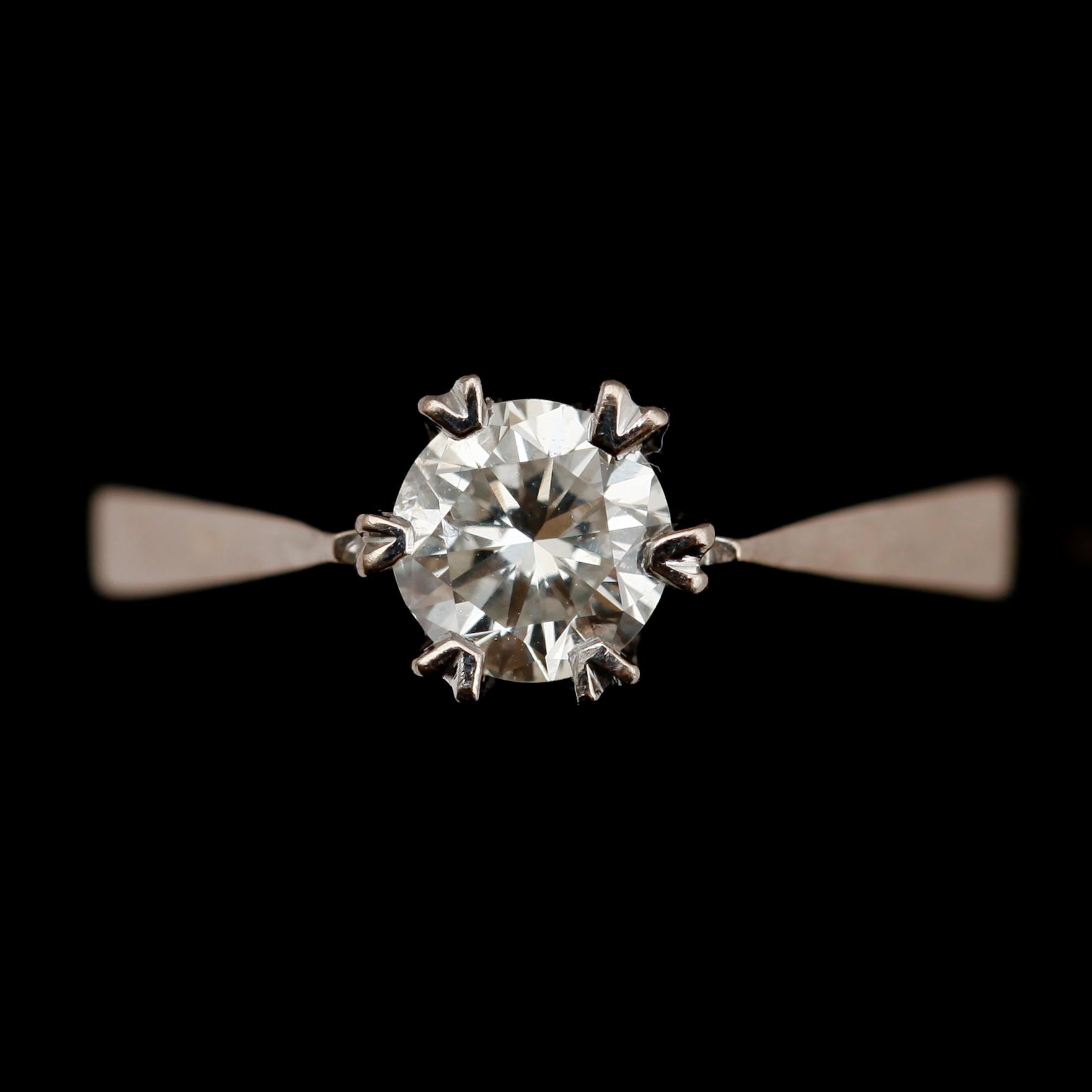 RING, 18 k vitguld, solitär briljanslipad diamant 0,64 ct enl gravyr.
