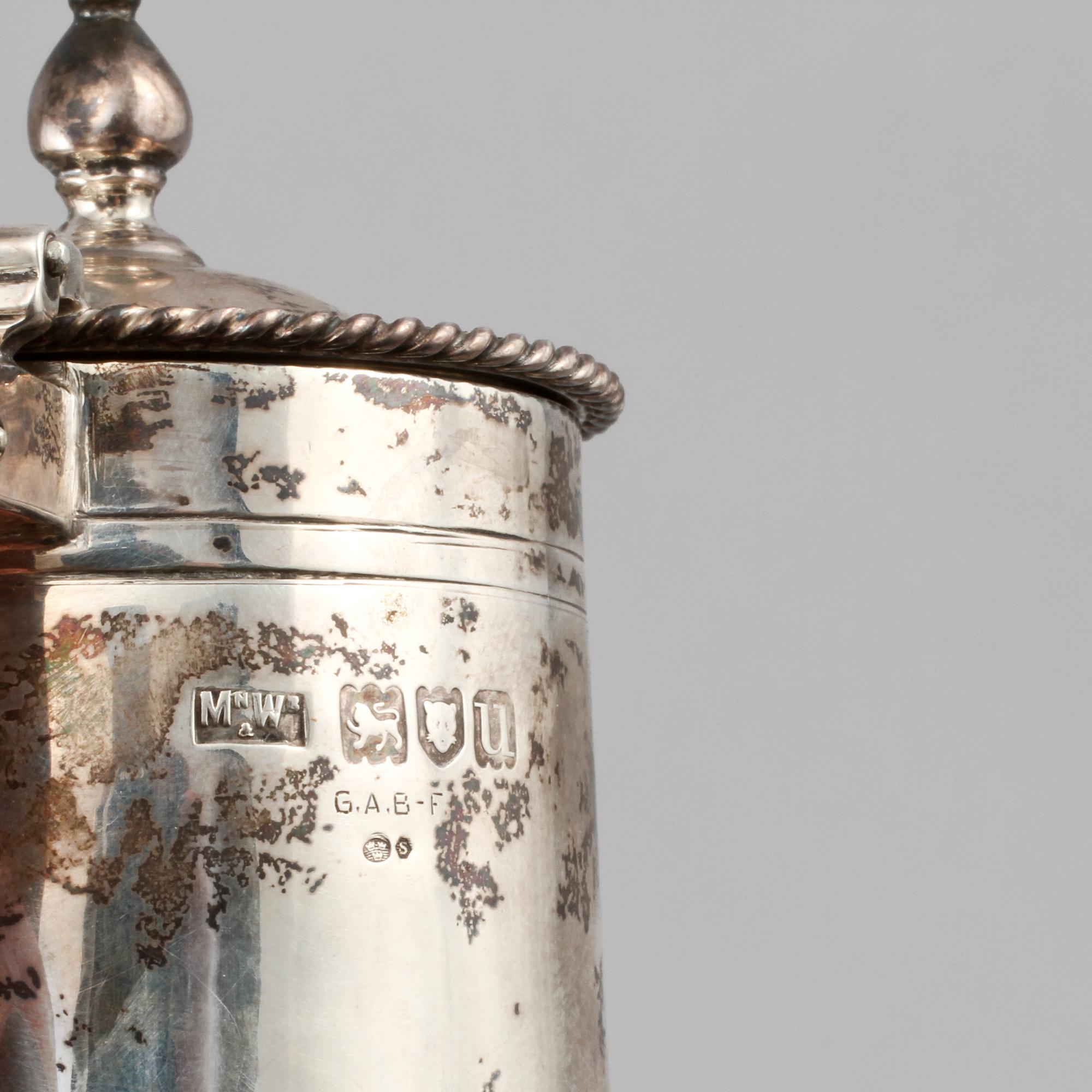 KANNOR, ett par, silver, Mappin & Webb, London, England, 1915, vikt 505 gram.