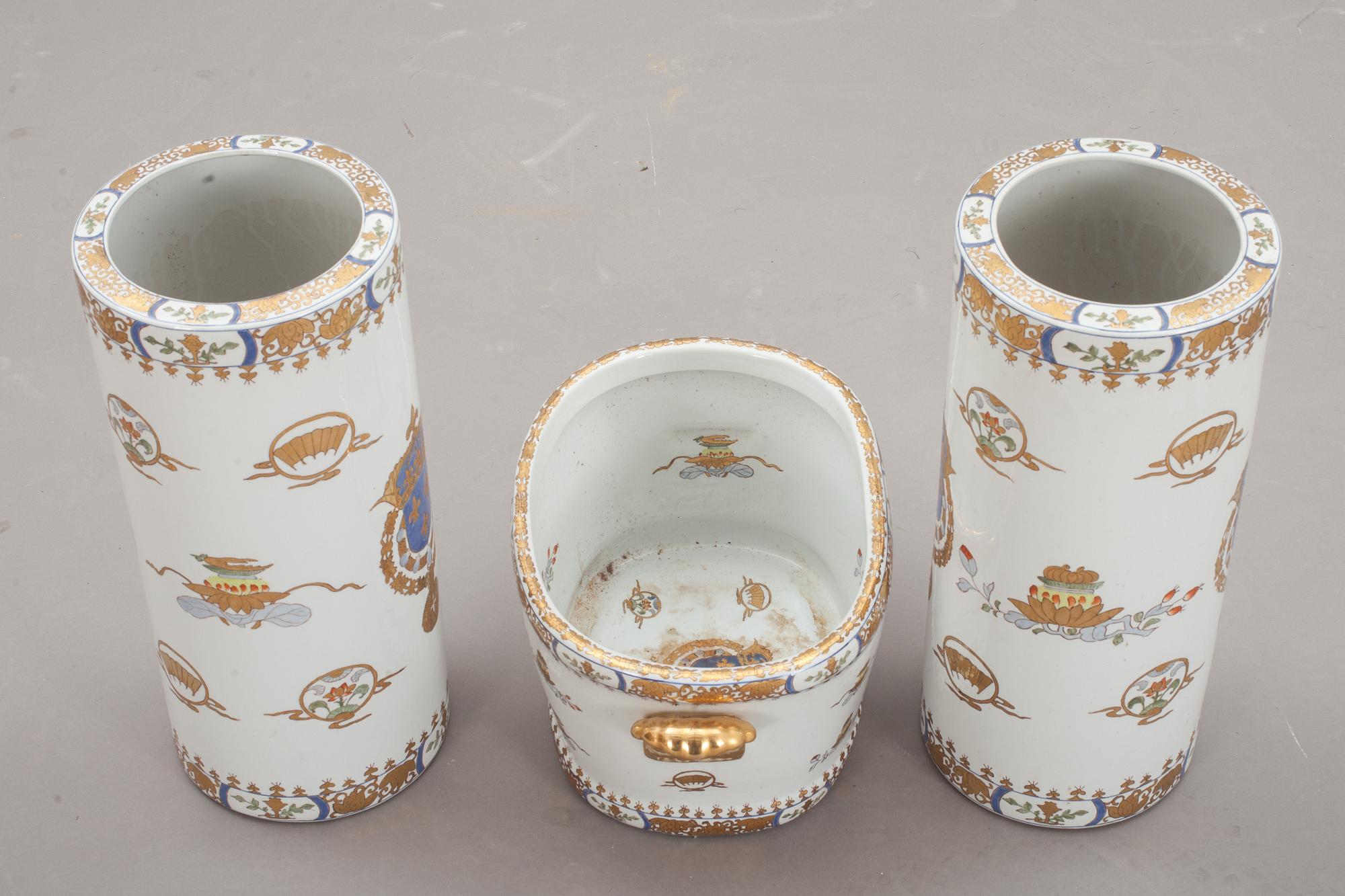 GOLVVASER, ett par samt JARDINIERE, porslin, 1900-talets andra hälft.