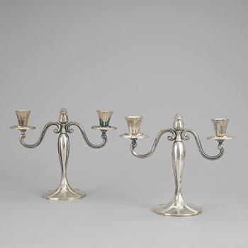 KANDELABRAR, ett par, svenska importstämplar. Vikt ca 940 gram.