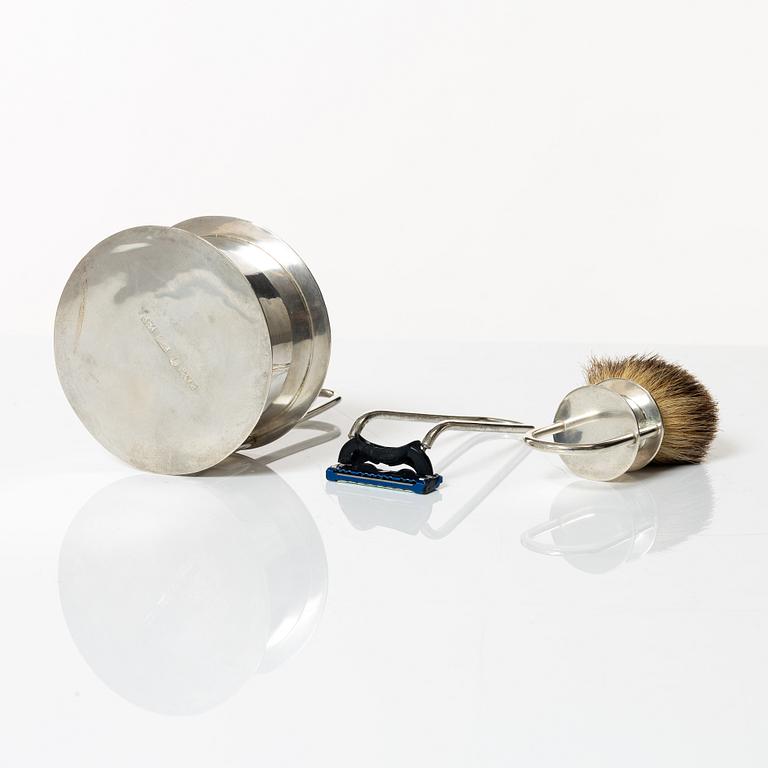 Mats Eskils, a sterling silver 3-piece shaving set in accompanying metal case, Stockholm 1995.