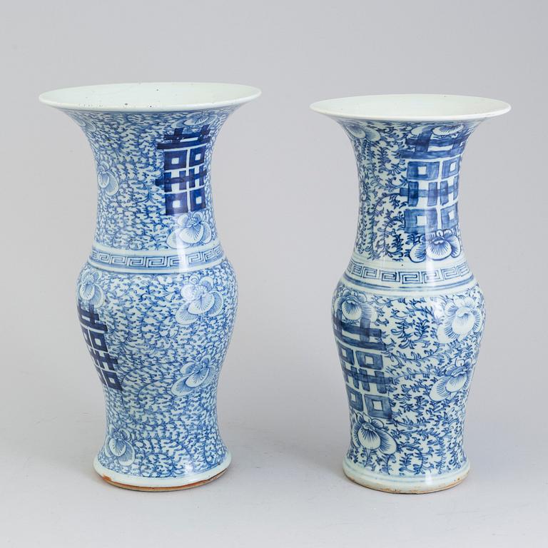 Two Chinese blue and white vases, early 20th century,