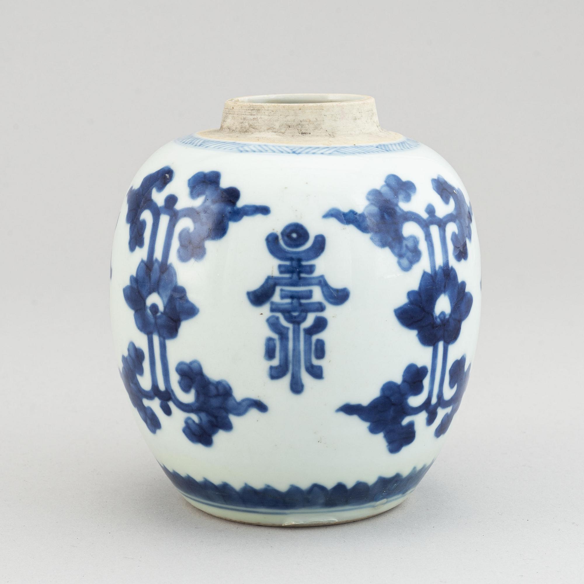 A blue and white jar, Qing dynasty, Kangxi (1662-1722).