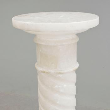 PIEDESTALER, 2st, alabaster, 1900-talets andra hälft.