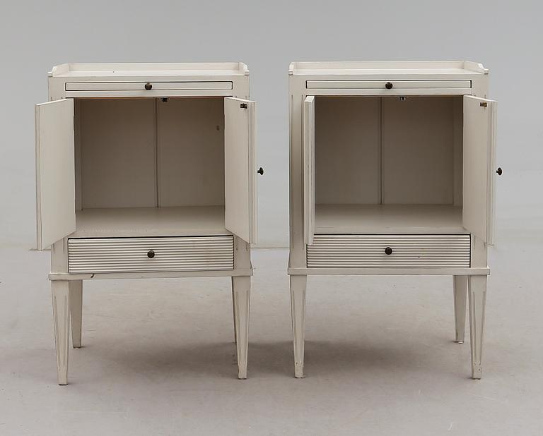 SÄNGBORD, 1 par, gustaviansk stil, 1900-talets andra hälft.