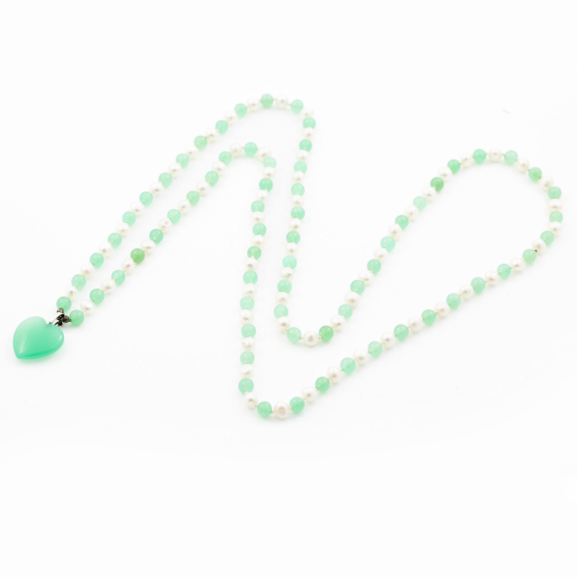 Collier med odlade pärlor och krysopras.