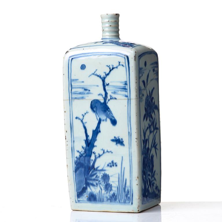 A blue and white bottle, Ming dynasty, Wanli (1572-1623).