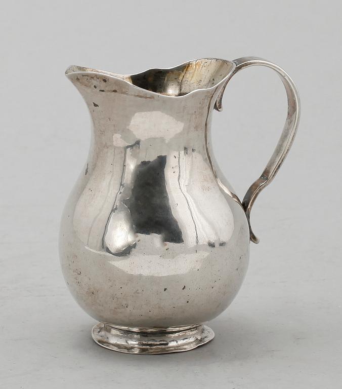 GRÄDDKANNA, silver, otydliga stämplar, Stockholm 1700-talets mitt. Vikt ca 64 g.
