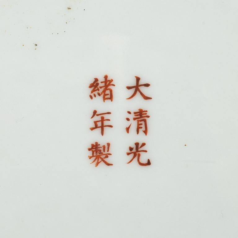 A large Chinese porcelain enamelled dish, late Qing dynsaty / Republic.