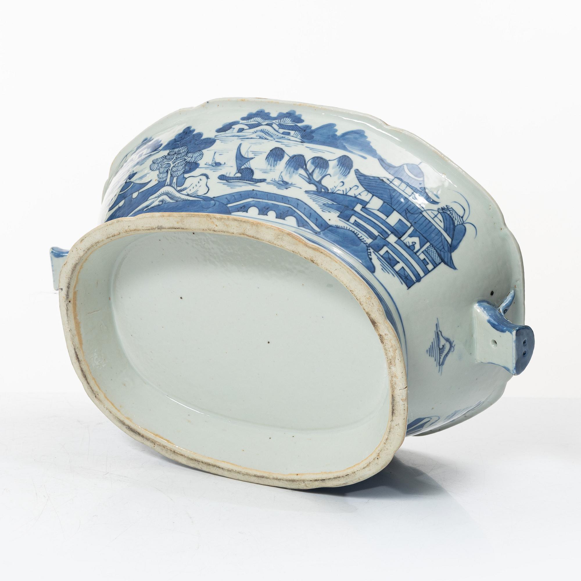 A blue and white tureen with cover, and a blue and white pot, porcelain, China, Qing dynasty 19th century.