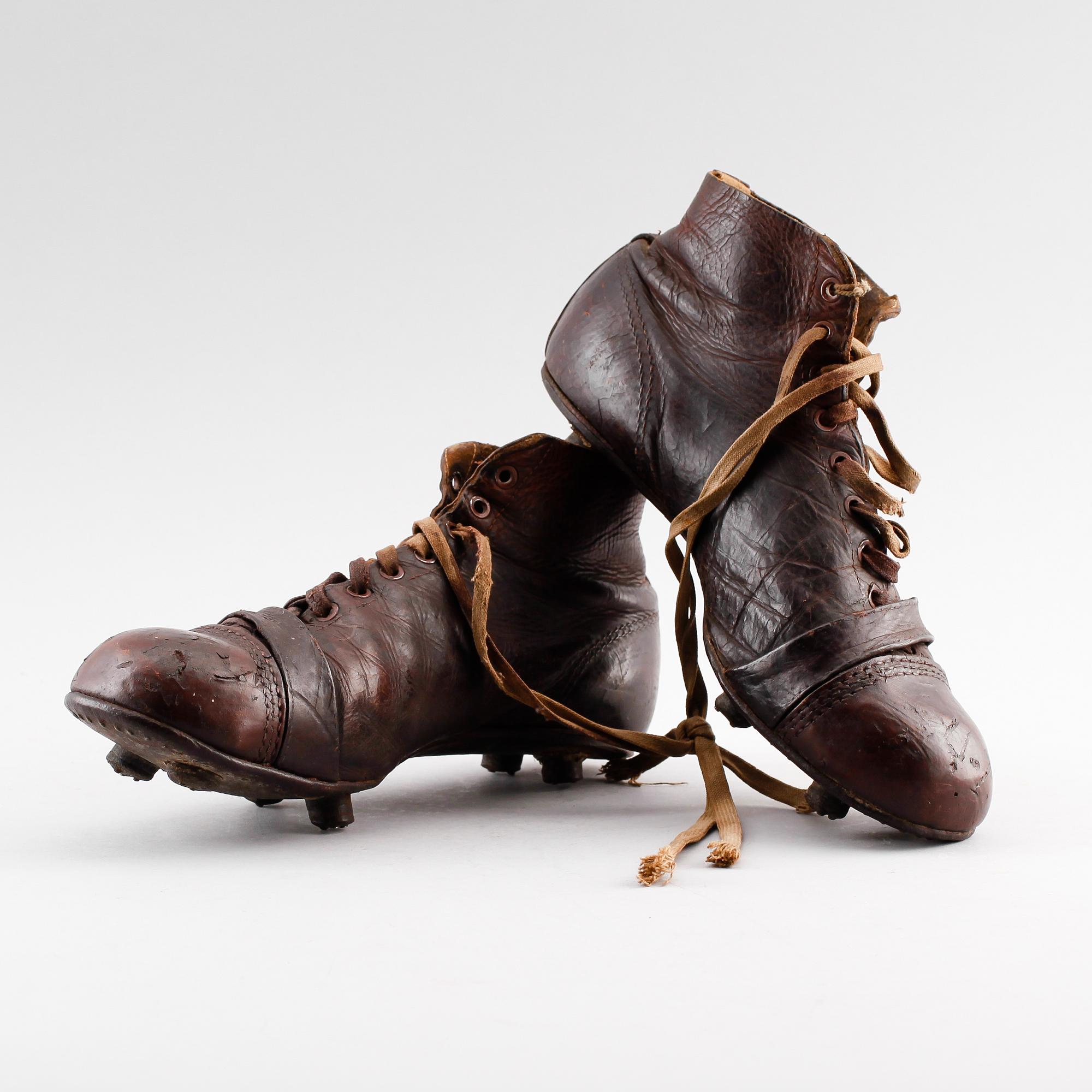 FOTBOLLSSKOR, 1 par, brunt läder, 1900-talets första hälft.