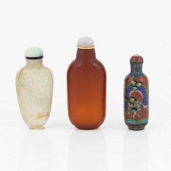Snusflaskor, tre stycken, cloisonne och sten. Kina, 1900-tal.