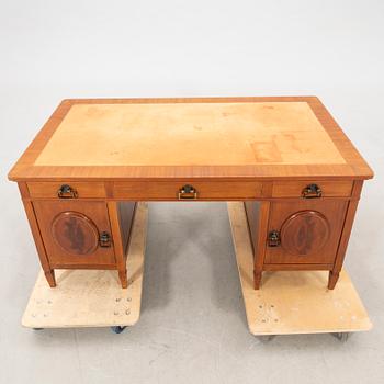 Skrivbord  med stol NK (Nordiska Kompaniet) tidigt 1900-tal.
