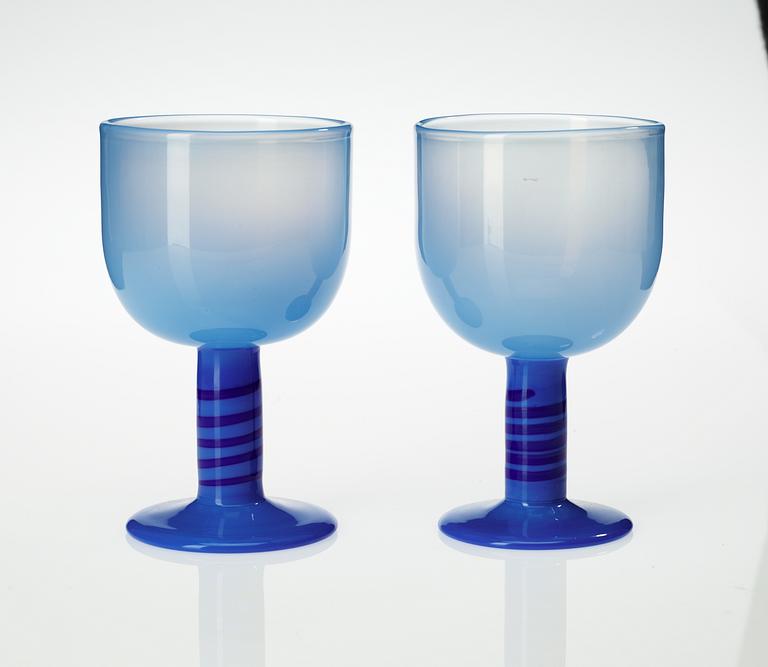 A pair of Gunnar Cyrén glass goblets, Orrefors 1967.