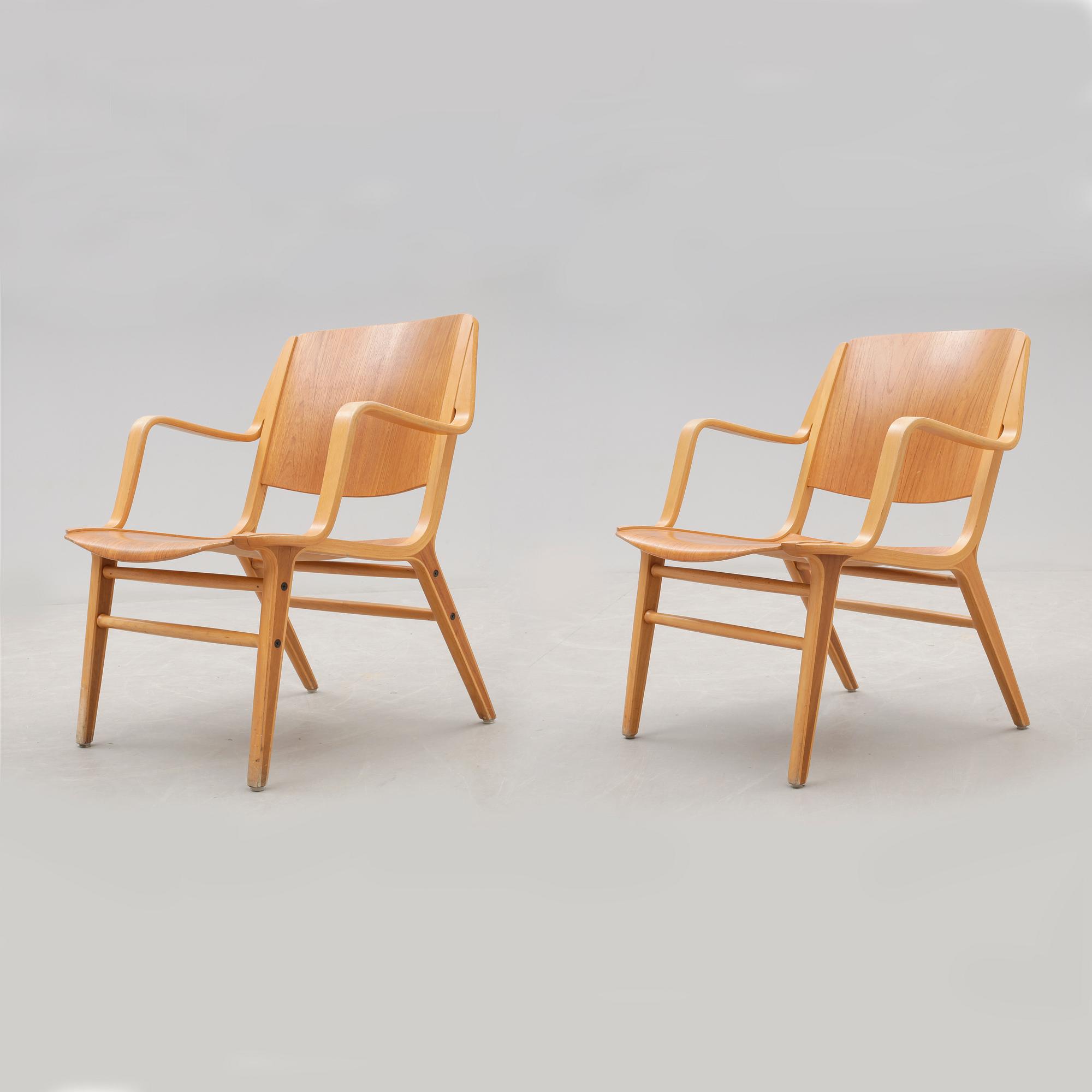 KARMSTOLAR, ett par, "Ax-stolen", Peter Hvidt & Orla Molgaard Nielsen, Fritz Hansen. Modellen formgiven 1950.