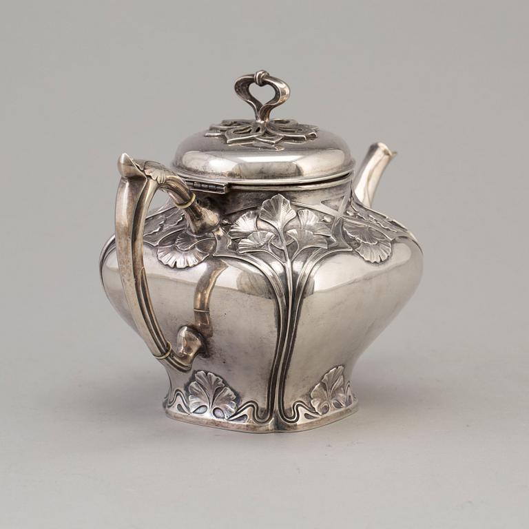 A Swedish Art Nouveau silver teapot, maker's mark CF Carlman, Stockholm, 1904.