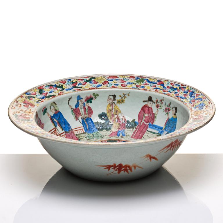 A large famille rose basin, Qing dynasty, 19th Century.