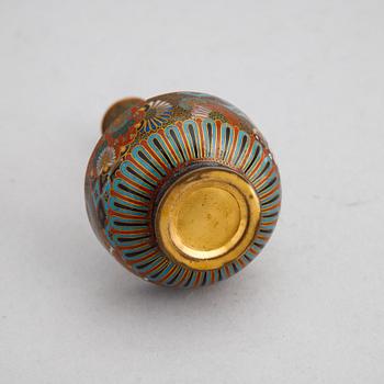 Minatyrvaser, cloisonné, tre stycken (2+1), Japan, Meiji (1868-1912).