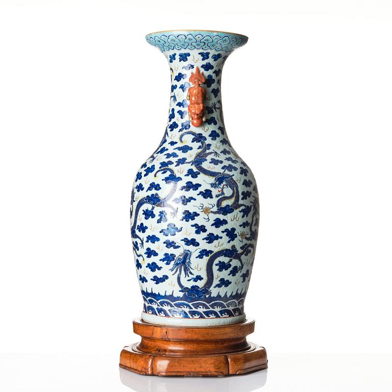 Palatsvaser, ett par, porslin. Qingdynastin, 1800-tal.