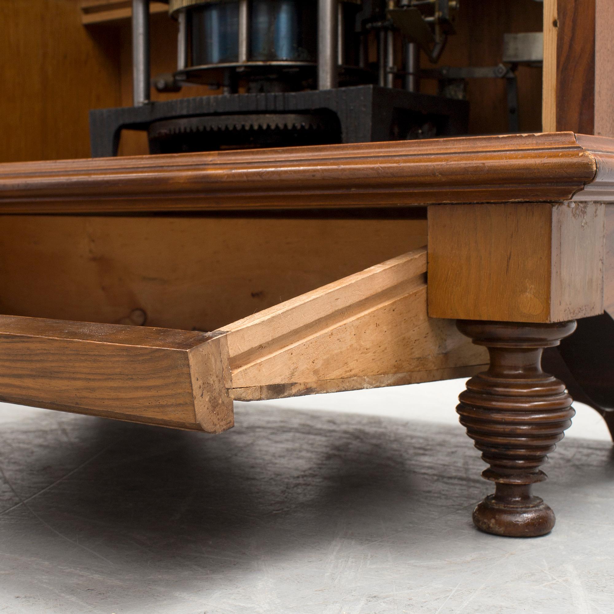 Polyphone with clock in walnut case, late 19th Century.