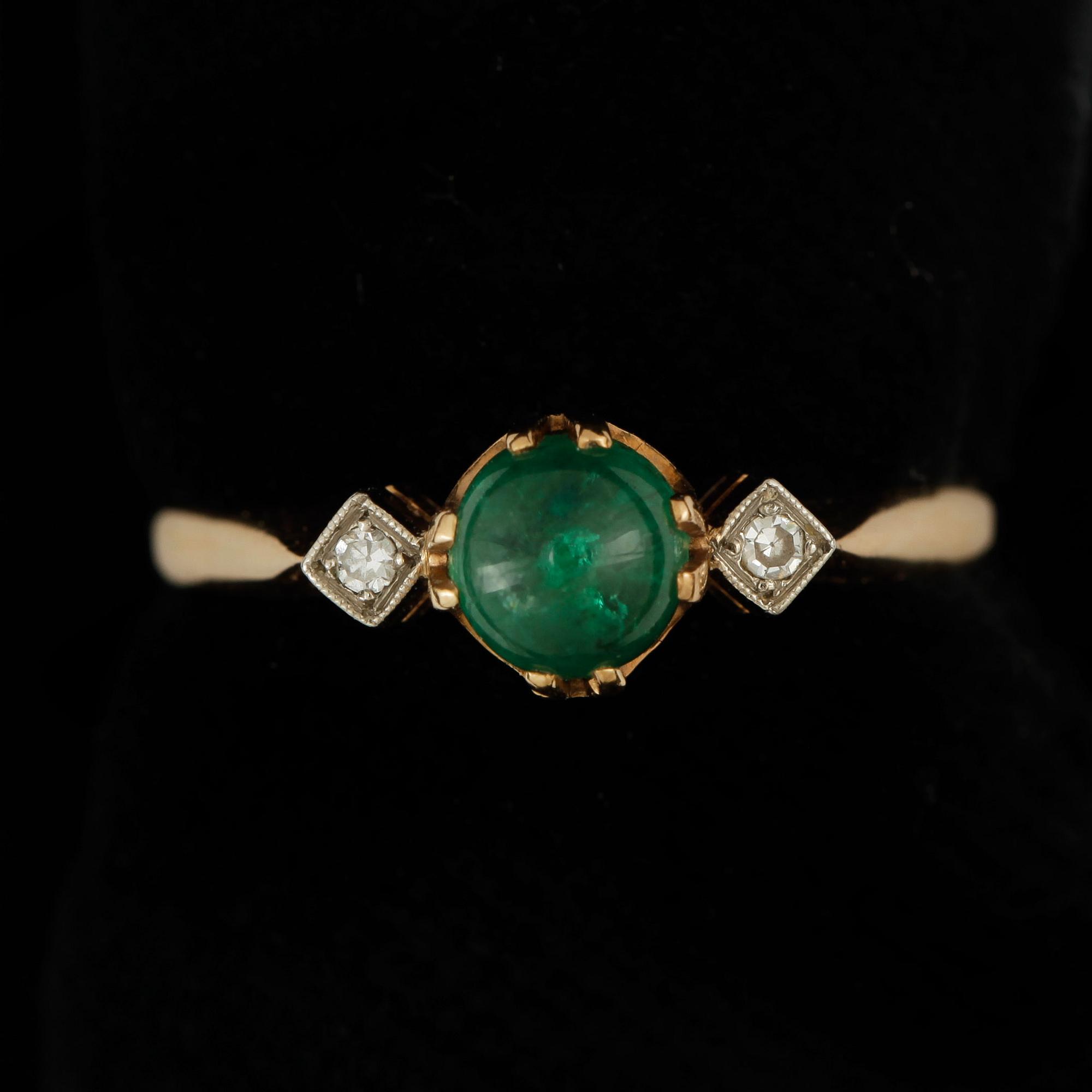 RING, art deco, 18k guld med smaragd och två små diamanter. Vikt ca 1,9 gram.