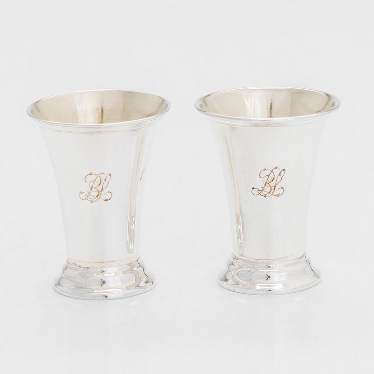 Snapsbägare, 7 st, och saltkar, 8 st, silver, glas, Tavastehus och Åbo 1948-54, fem saltkar med svensk kontrollstämpel.