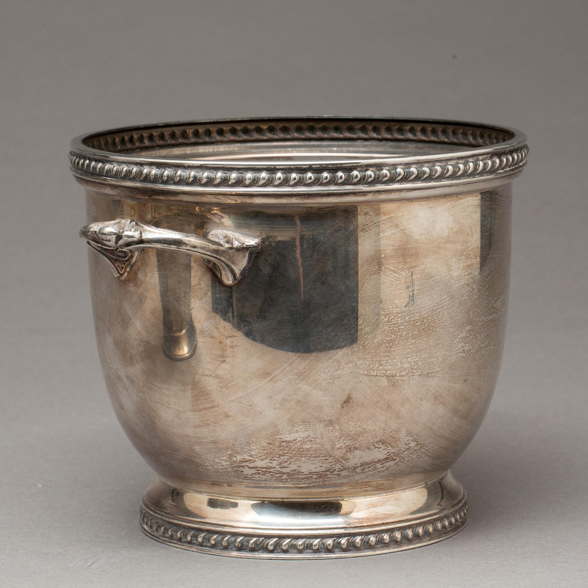 ISHINKAR, 2 st, tenn och pläter, 1900-talets första hälft.