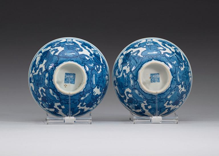 SKÅLAR, ett par, porslin. Qing dynastin (1644-1912) med Qianlong sigillmärke.