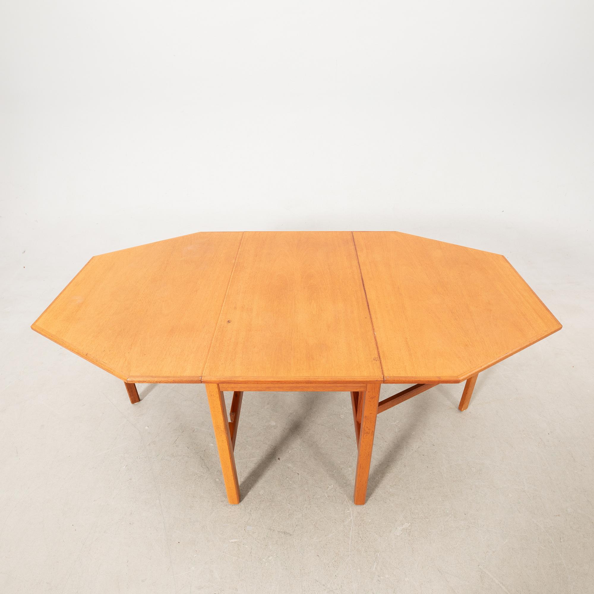 Drop-leaf table, second half of the 20th century.