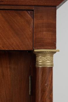 POTTSKÅP, ett par, empire, 1800-talets början.