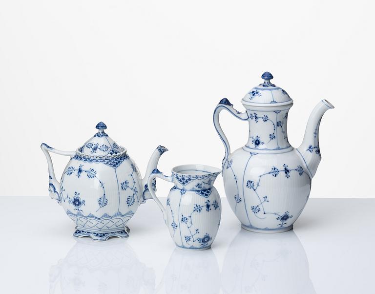 Royal Copenhagen, a 39 pcs 'Musselmalet' porcelain service, Denmark, mixed manufacturing dates, ca 1900 and onwards.