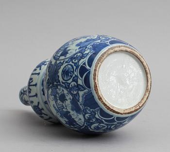 VAS, porslin, Kina, Kangxi-stil, 1900-talets andra hälft.