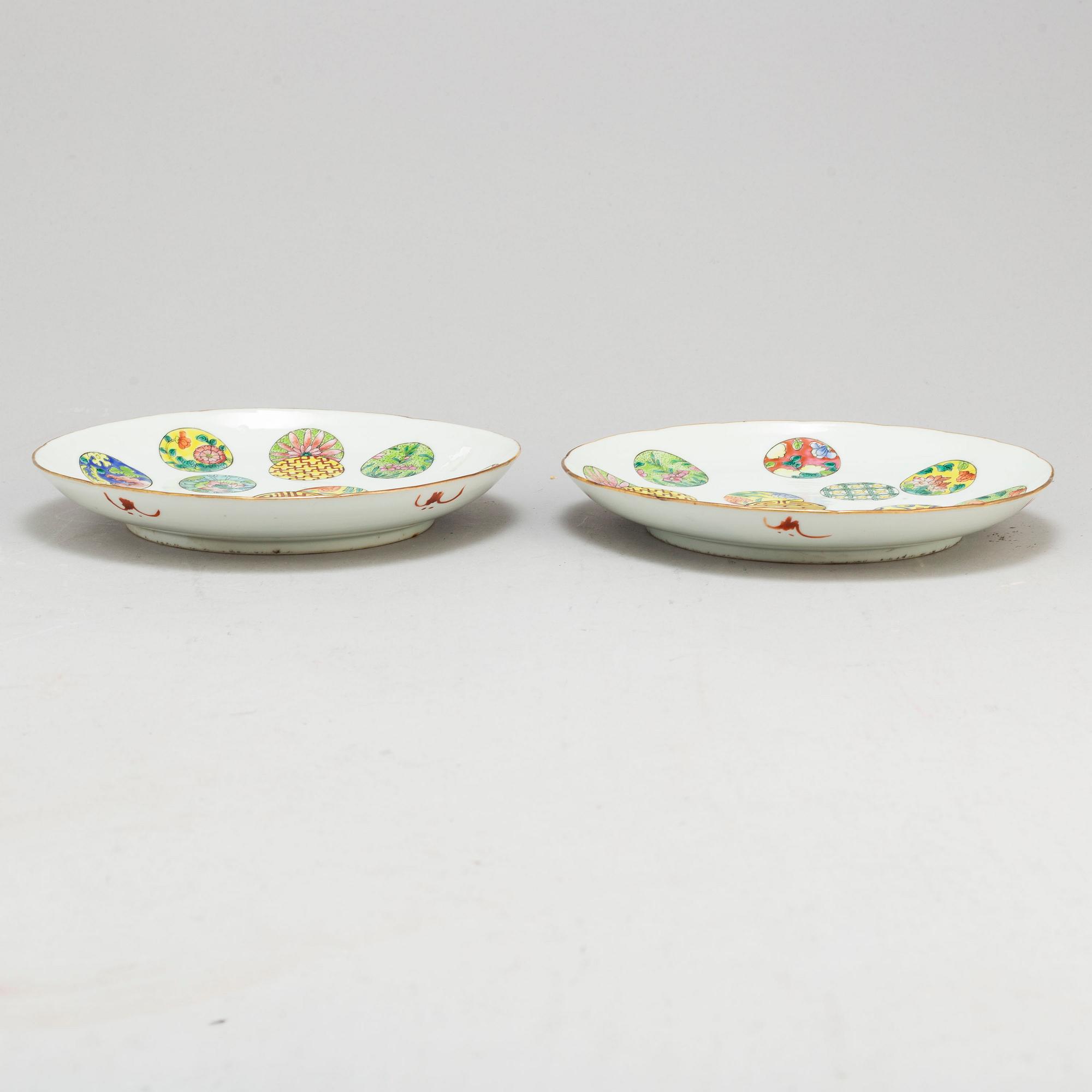A pair of famille rose dishes, Qing dynasty, 19th century.