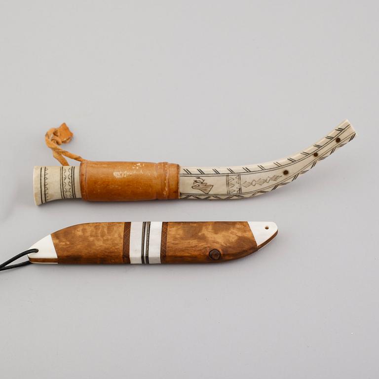 SAMEKNIVAR, 2 st, ben och trä, 1900-talets andra hälft.