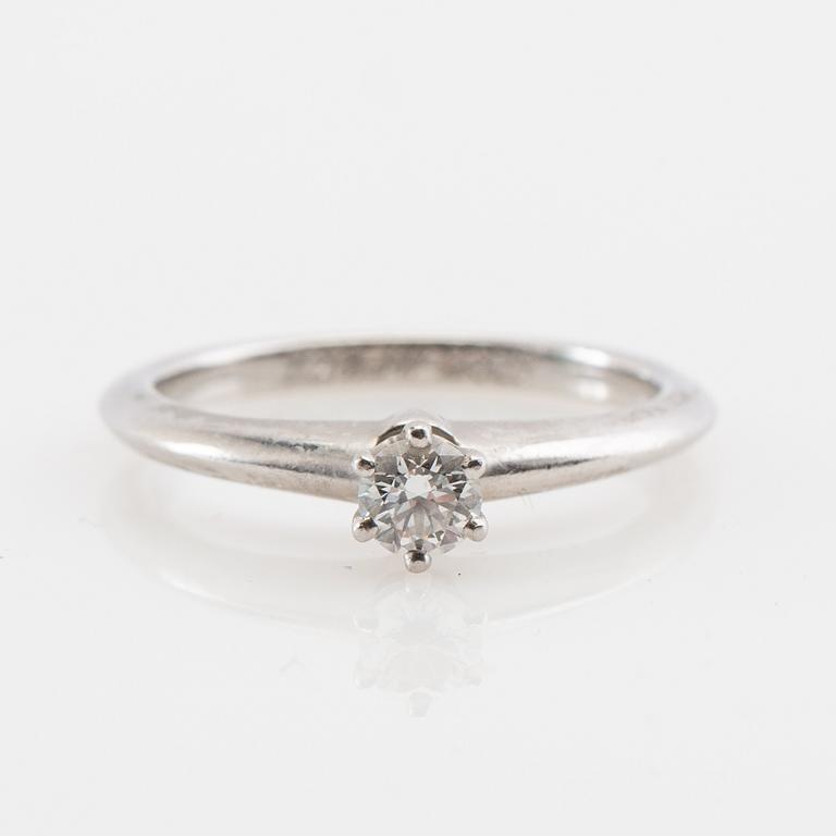 Tiffany & Co, ring, solitär, platina med briljantslipad diamant.