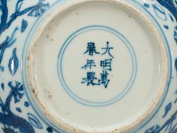 A pair of blue and white dragon dishes, Ming dynasty, with Wanli six character mark and period (1572–1620).
