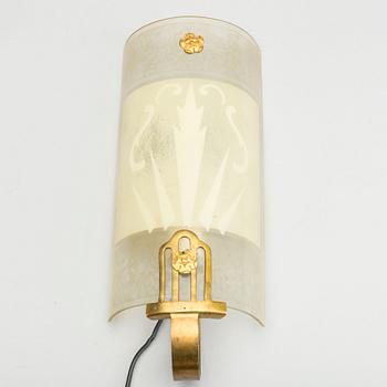 An Art Deco wall lamp.