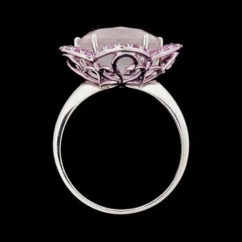 RING, 14k vitguld med mångfacetterad rosenkvarts och 35 briljantslipade rosa safirer. Vikt ca 4 g.