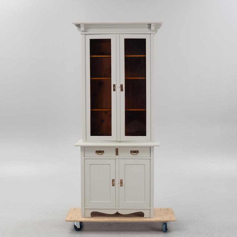 Vitrinskåp, jugend, 1900-talets början.