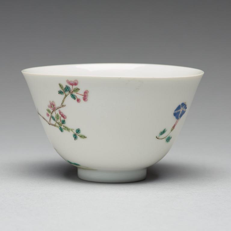A Chinese famille rose cup, with Qianlong mark.
