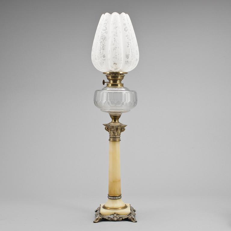 FOTOGENLAMPA, alabaster och mässing, omkring sekelskiftet år 1900.