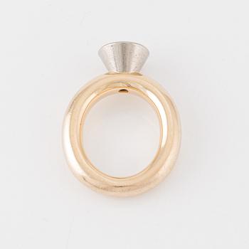 Ring, Mikael Persson Carling, 18K guld med briljantslipad diamant, ca 2,50 ct.