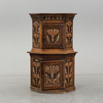 HÖRNSKÅP, allmoge, Dalarna, 1799.