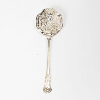 Gustaf Möllenborg, Strösockerskål, silver, Stockholm 1848-1849 samt strösockersked Johan Carlsson, Nyköping 1852.