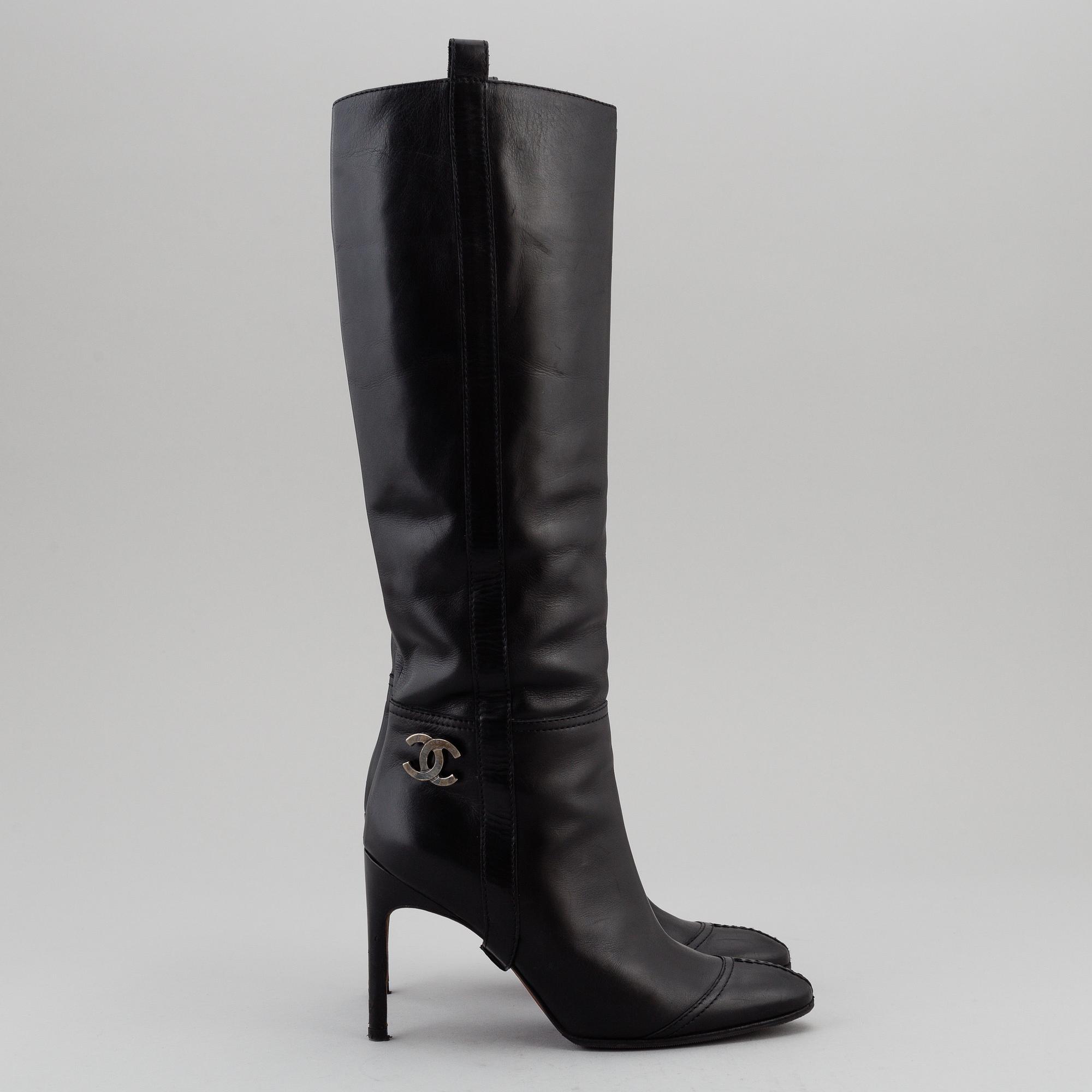 CHANEL, a pair of black leather boots, size 35,5.
