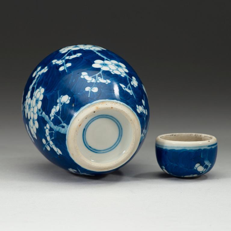 A blue and white "cracked ice" jar, Qing dynasty 18th Century.