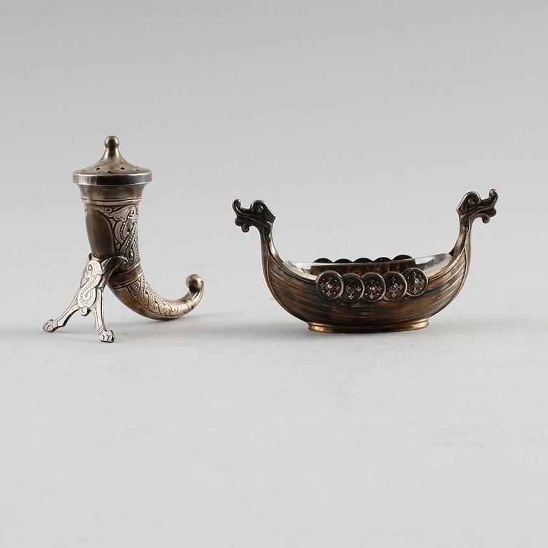 SALTKAR, 2 st, sterlingsilver, Norge. Total vikt utan glasinsats ca 36 g. .