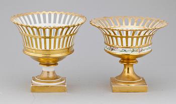 GALLERSKÅLAR, 2 st snarlika, porslin, varav en Rörstrand, empirestil, 1800/1900-tal.