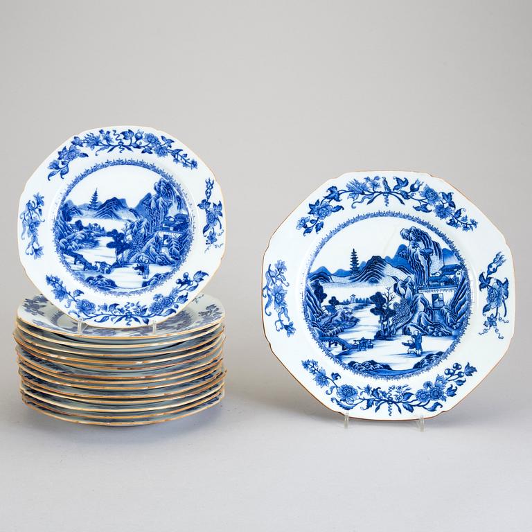 A set of 14 blue and white dinner plates and a serving dish, Qing dynasty, Qianlong (1736-95).