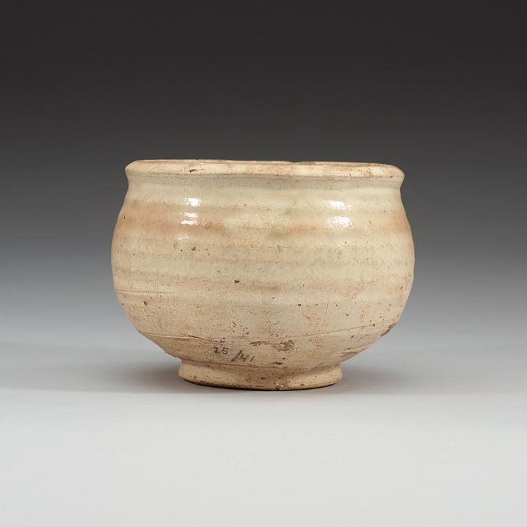 A white glazed pottery bowl, Tang dynasty (618-907).